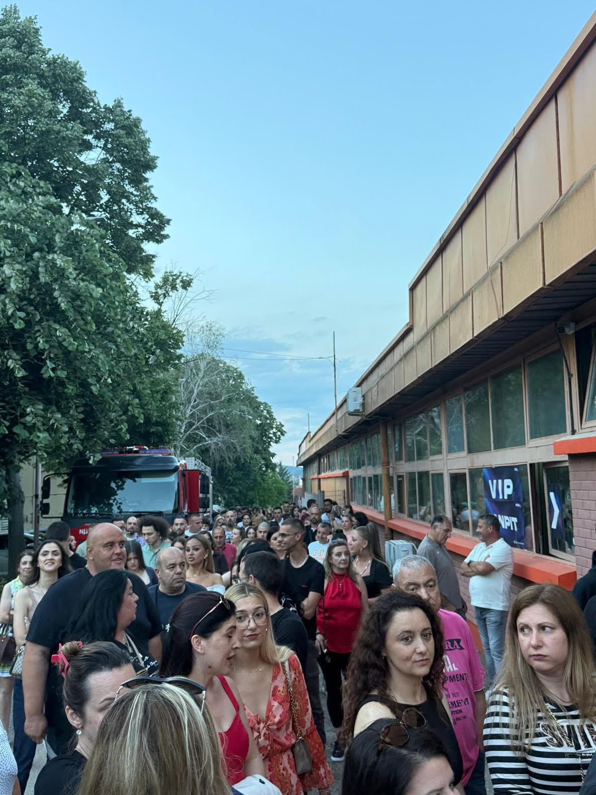 Reka ljudi ispred hale: Ogromna navala za Cecin koncert u Zaječaru, ona se oglasila pred početak i poručila...