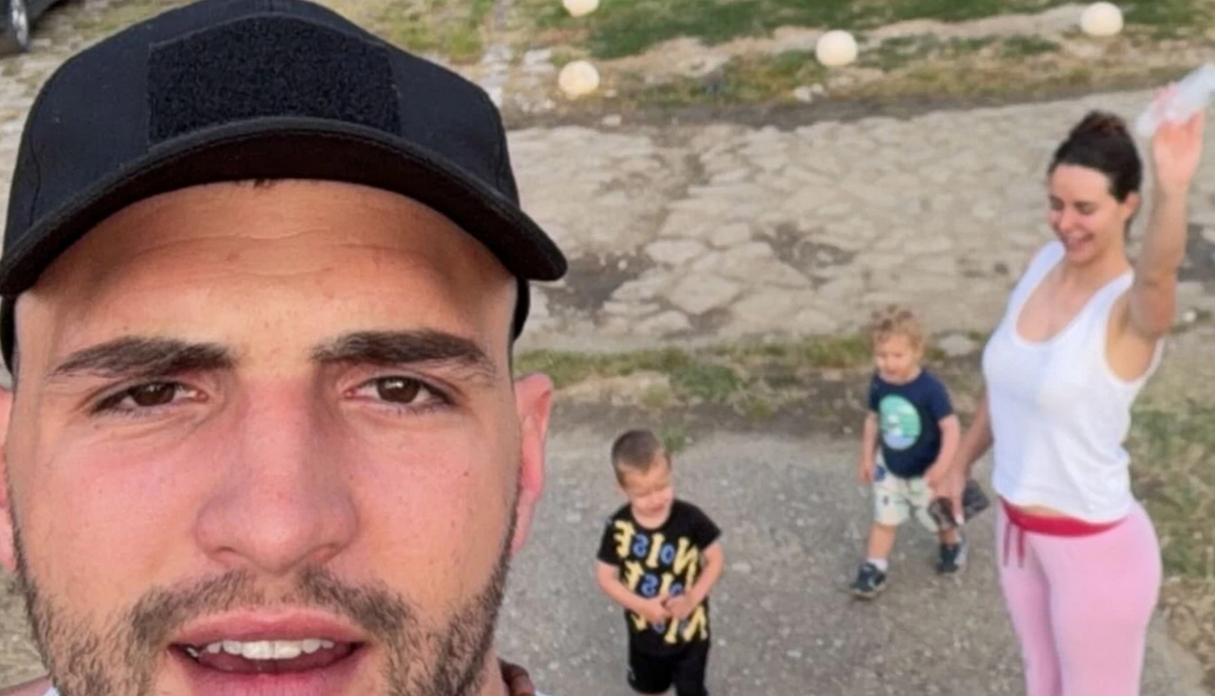 Ražnatovići uživaju u opuštenom izdanju: Veljko oko vrata krst, Bogdana u trenerkci - sa njima Krstan i Isaija