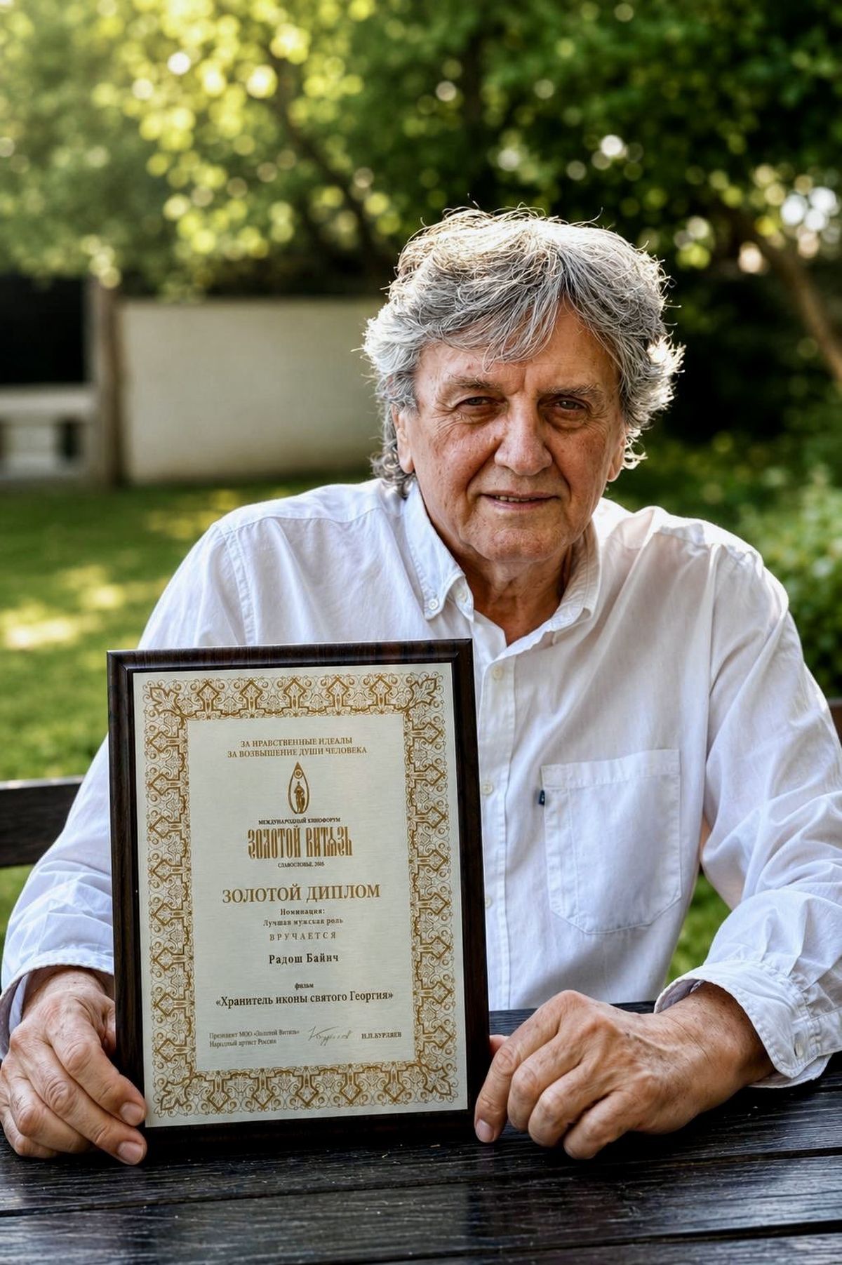 Međunarodno priznanje za Radoša Bajića: Zlatna diploma za najbolju mušku ulogu na festivalu „Zlatni vitez“