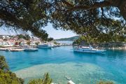 Neobičan prizor na grčkom ostrvu koje Srbi obožavaju: Turisti u čudu snimali šta se kreće između čamaca