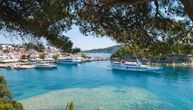 Neobičan prizor na grčkom ostrvu koje Srbi obožavaju: Turisti u čudu snimali šta se kreće između čamaca