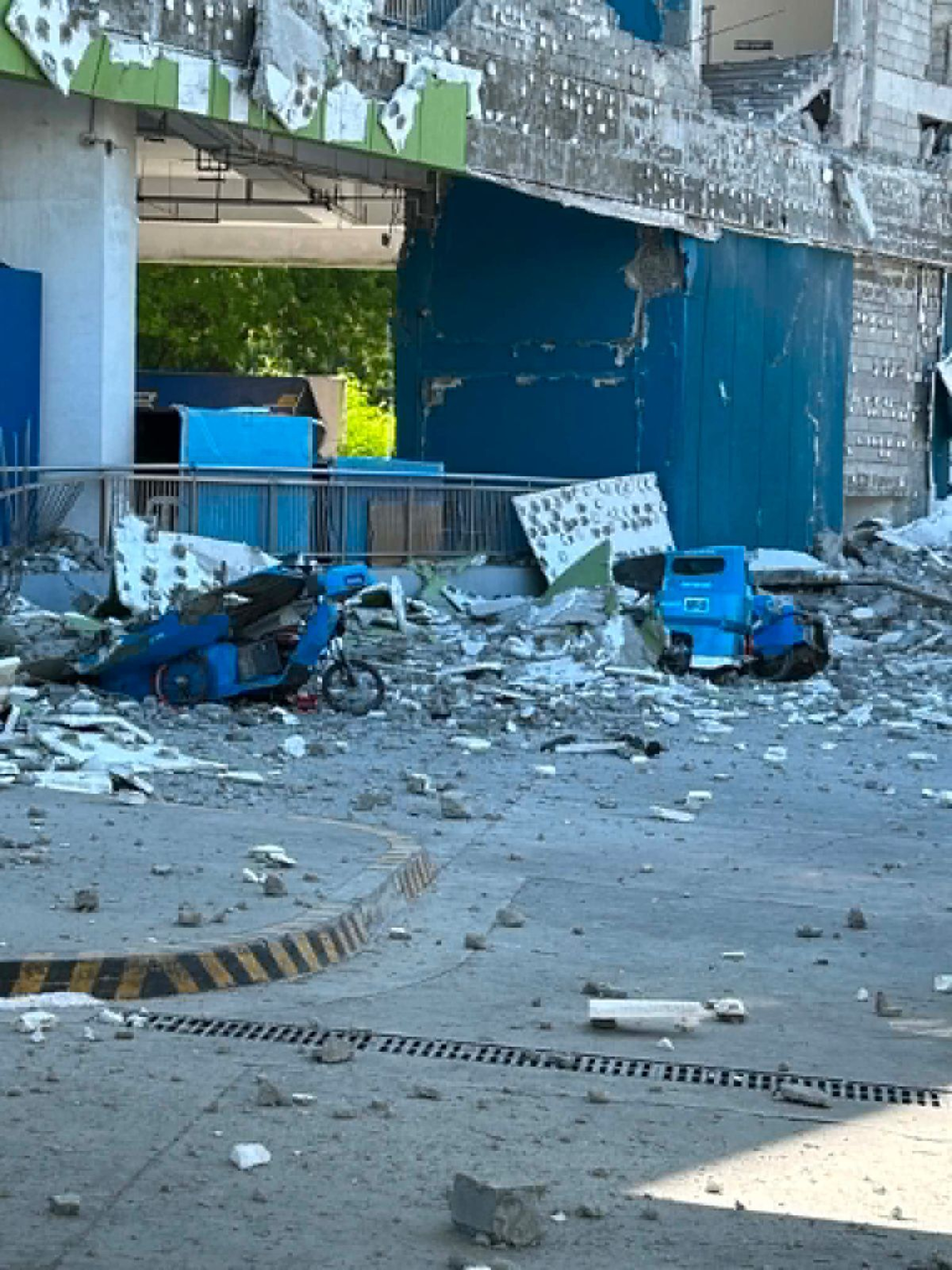 Prvi snimci razornog zemljotresa na Filipinima: Zgrada pada kao da je od karata, usledio cunami