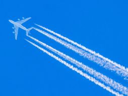 Beli trag iza aviona
