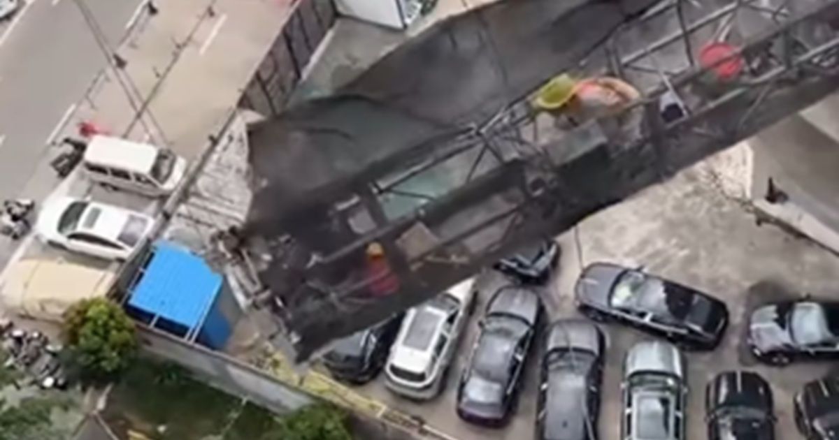 Nije za one sa osetljivim živcima: Otkačila se skela, radnic