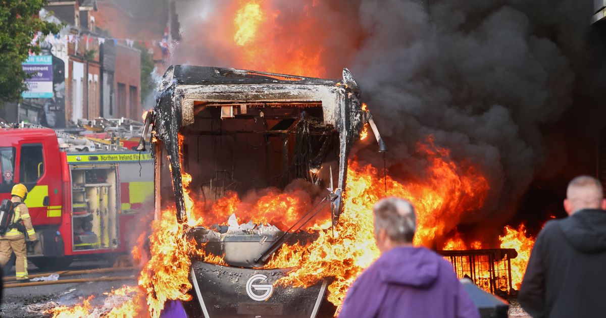 Nemiri u Belfastu posle krvavog napada: Zapaljen autobus, go