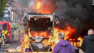 Nemiri u Belfastu posle krvavog napada: Zapaljen autobus, gore kontejneri, na ulici veliki broj ljudi
