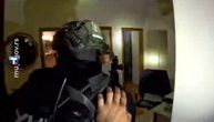 (VIDEO) SPECIJALCI UPALI U STAN U NOVOM SADU: Begunca zatekli na spavanju, nije stigao ni da se pomeri!