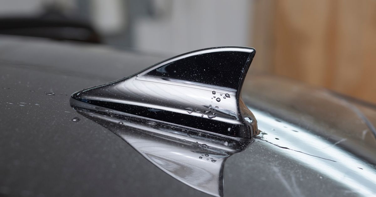 Zašto skoro svaki novi automobil ima ovo neobično peraje na 
