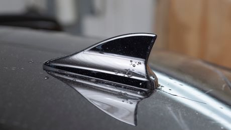 Ajkulino peraje na automobilu