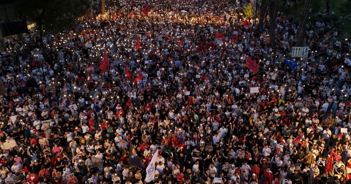 FLAMINGO REVOLUCIJA Najmasovniji protest u Tirani do sada: S