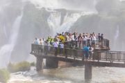 Turista rizikovao život zbog telefona na čuvenim vodopadima: Snimak koji ledi krv u žilama