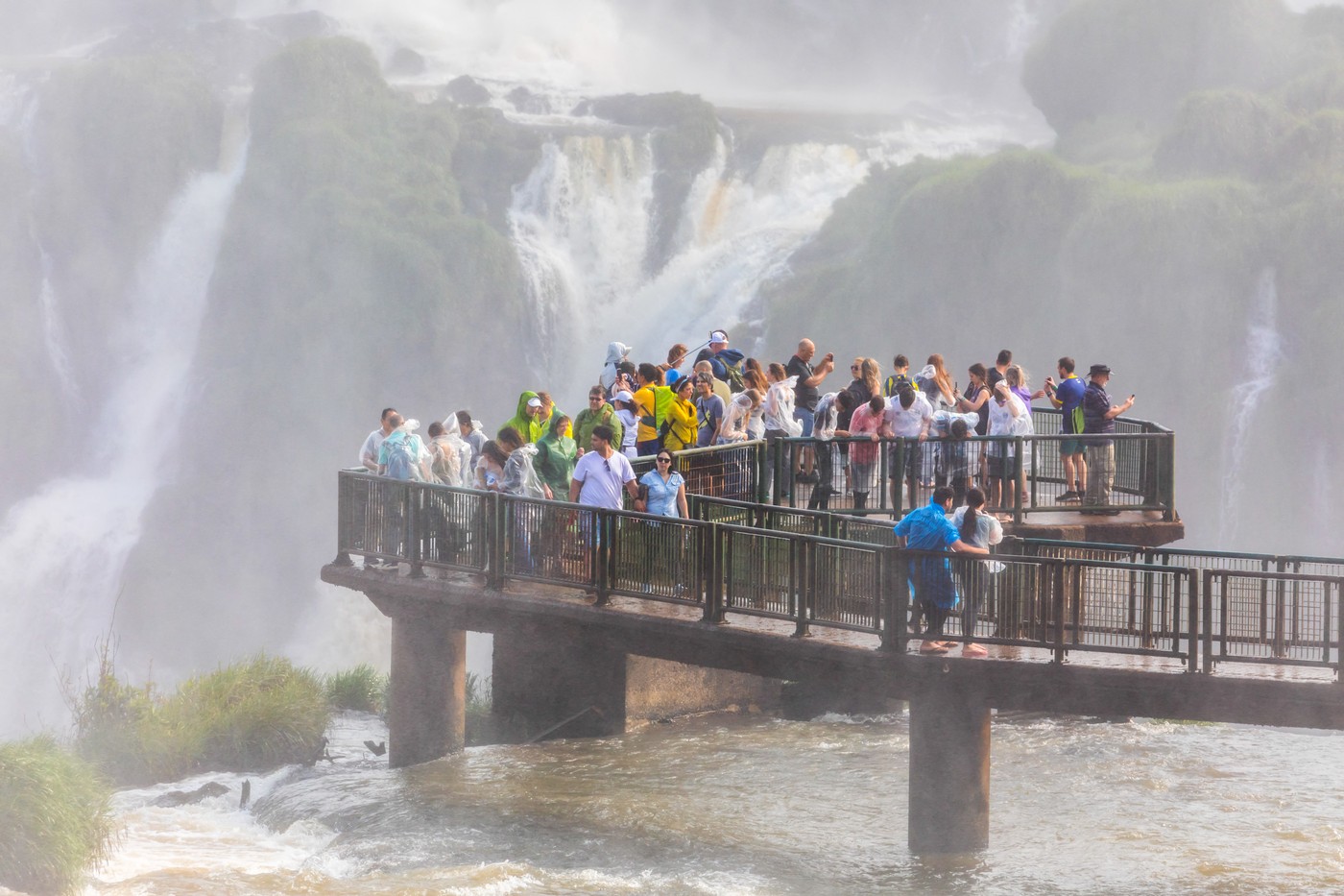 Turista rizikovao život zbog telefona na čuvenim vodopadima: Snimak koji ledi krv u žilama