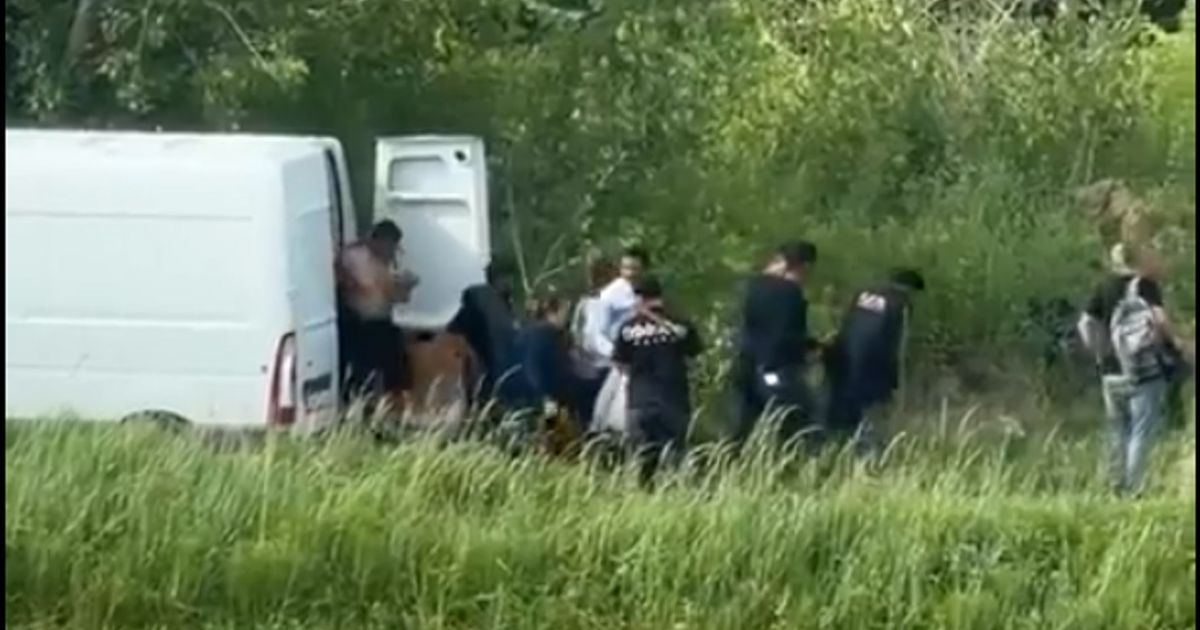 Распространяется видео белого фургона в Новом Загребе, полиция отреагировала, есть задержанные!