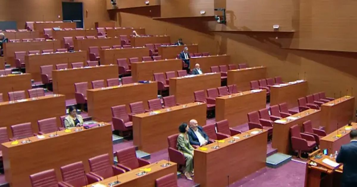 Средняя зарплата этих политиков — 4000 евро, камера засняла, сколько из них сегодня пришло на работу