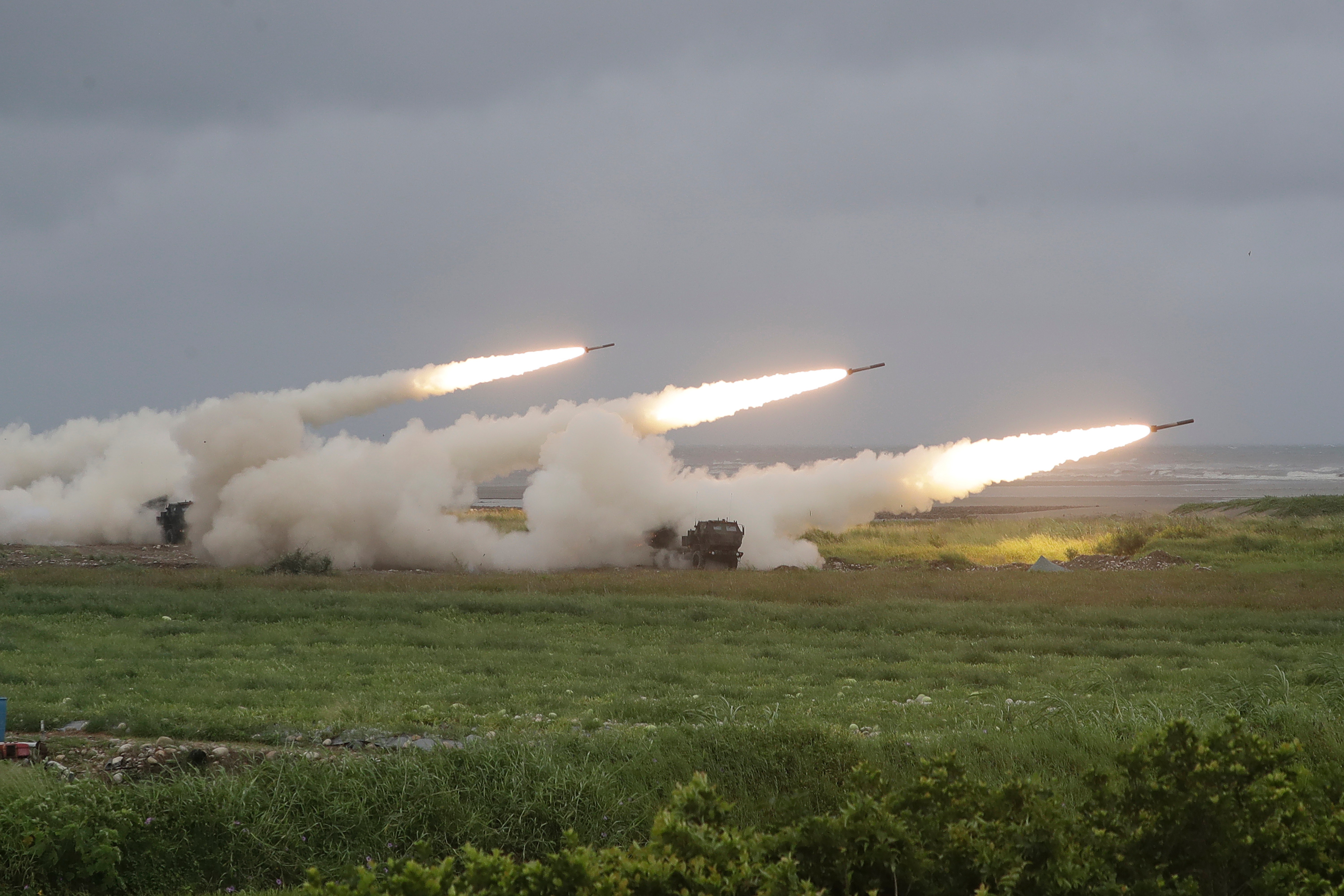Tajvanska vojska ispalila projektile prema Kini: Sevali HIMARS-i i haubice, objavljeni snimci!
