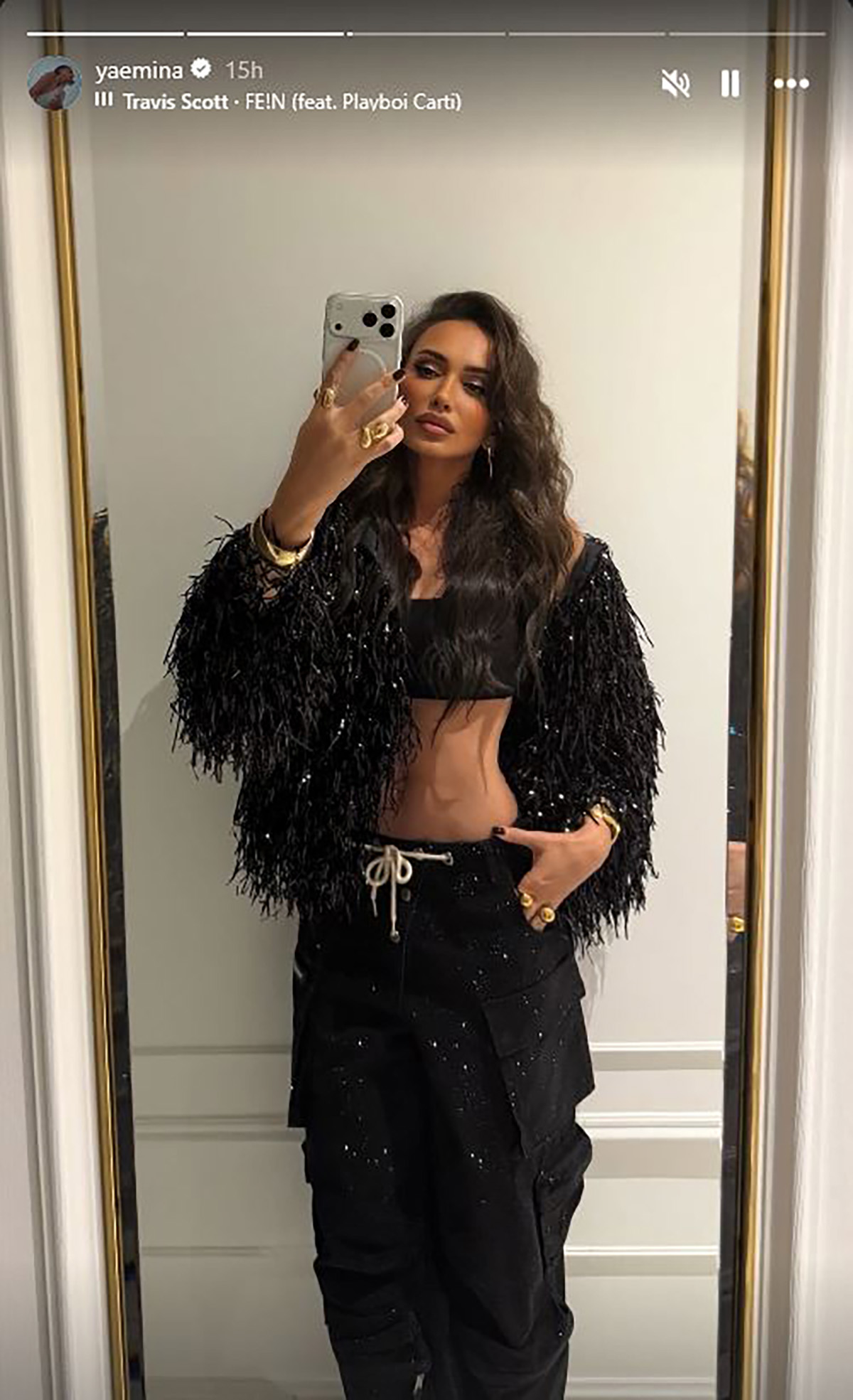 Grmi u topu i šljokičastim pantalonama! Emina pokazala ravan stomak, vreme je stalo za nju - svi su u šoku