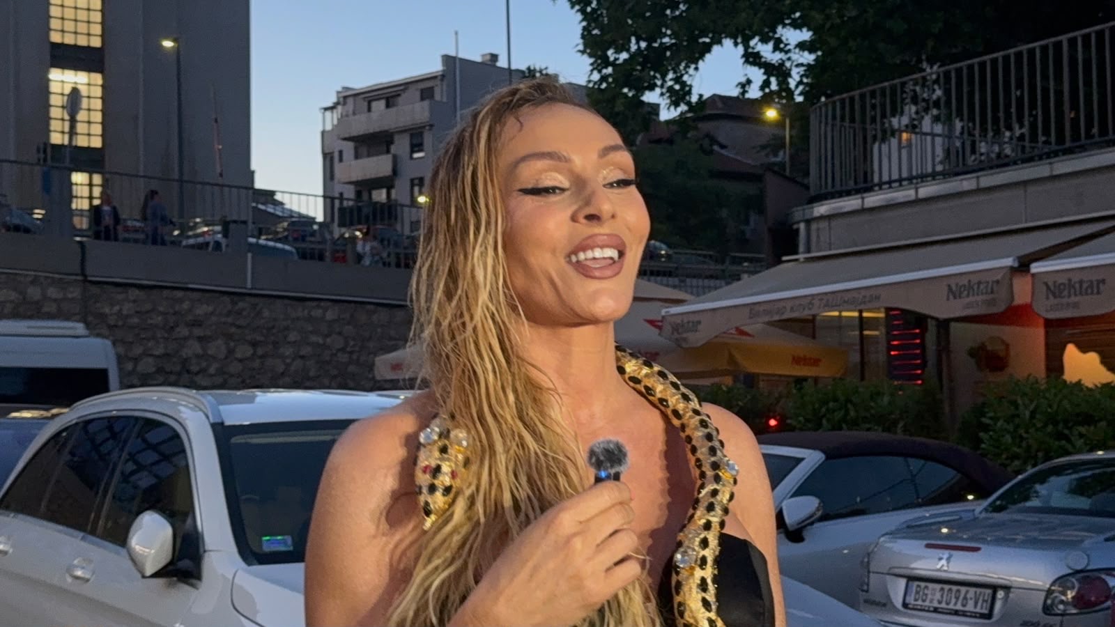Anabela sa zmijom oko vrata došla na koncert Devedesetih, pa priznala zašto Vesna i Đole Đogani ne nastupaju