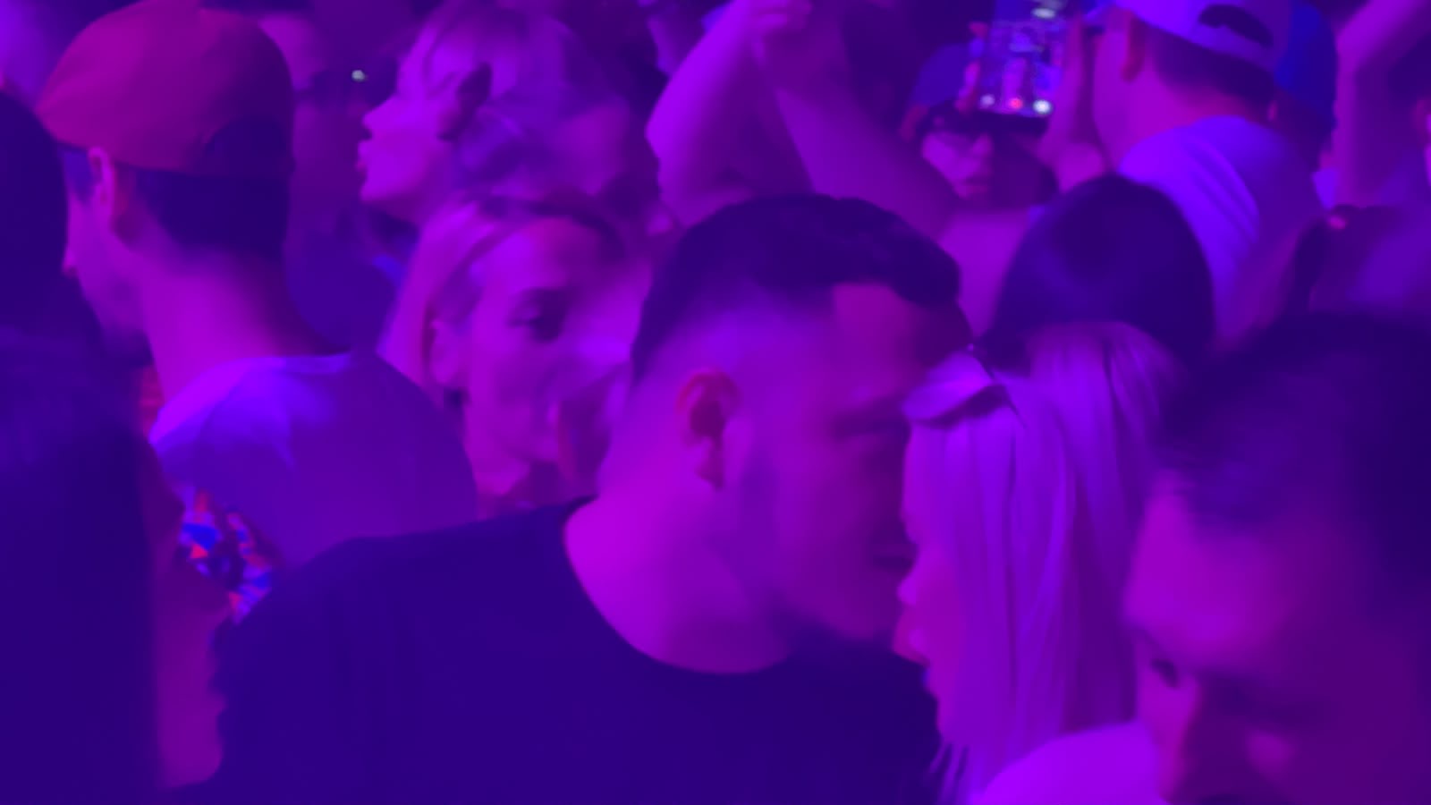 Anđela i Gastoz opet raskinuli? Ona uhvaćena sa drugim muškarcem! Dok je Nenad partijao, evo šta je ona radila