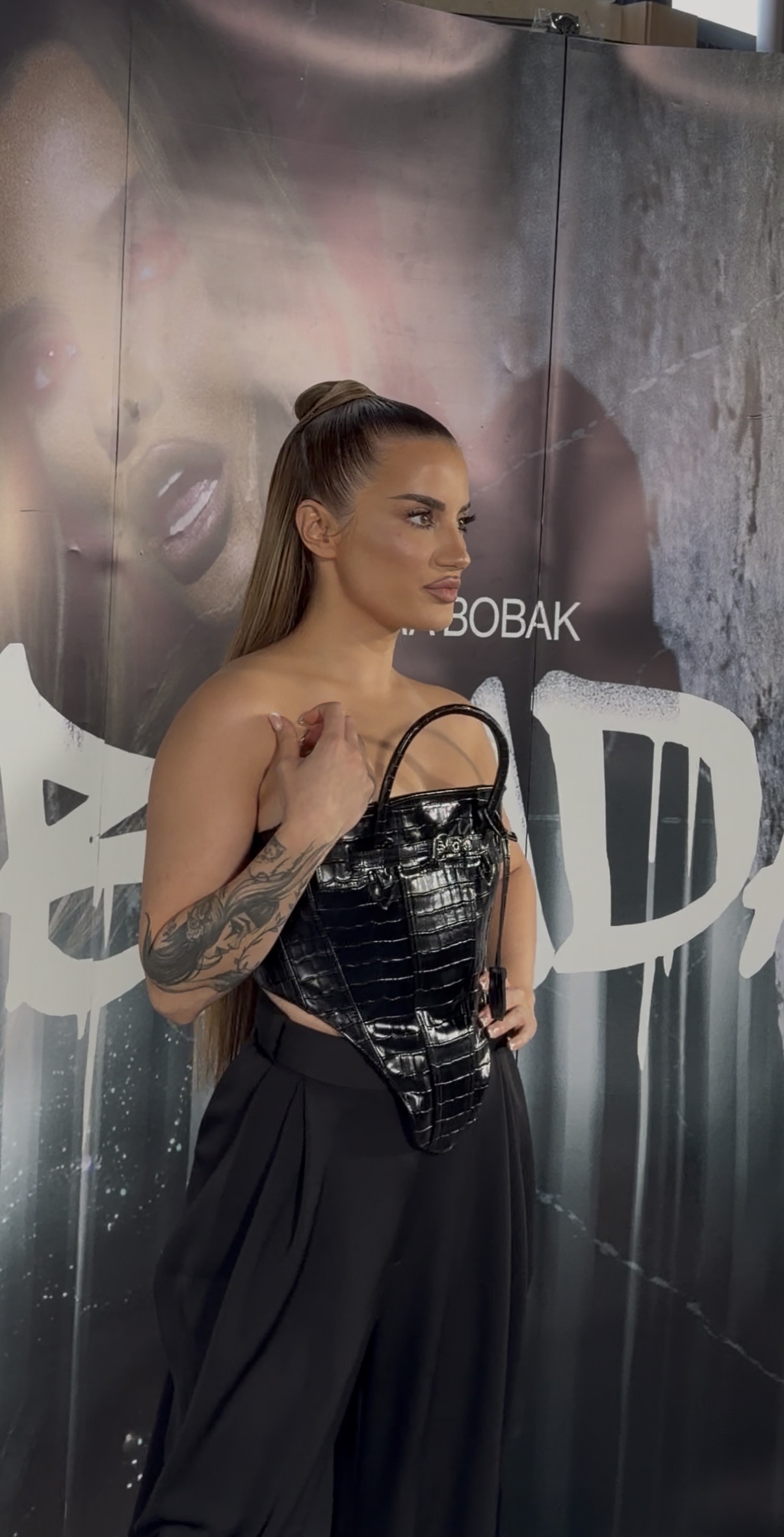 Svi gledali u nju! Barbara na promociji EP-ja izgleda svetski: Grmi u korsetu, a ove pantalone želi svaka žena