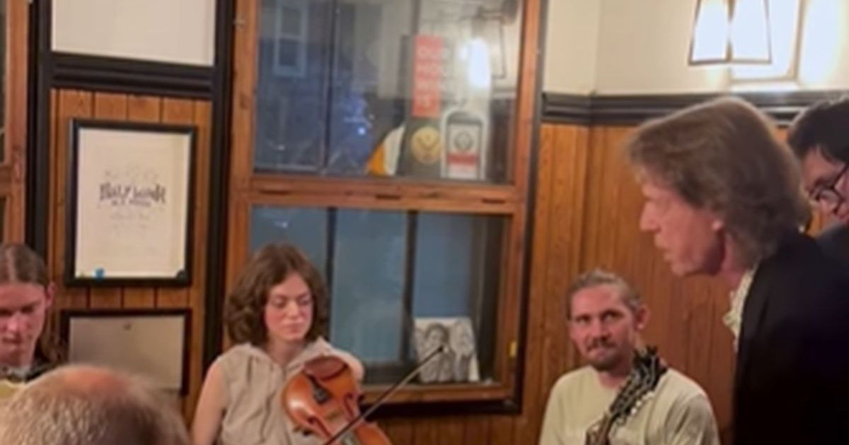 Legendarni pevač iznenadio obožavaoce i održao koncert sa st