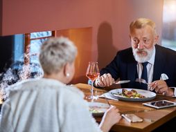 stariji čovek, mlađa žena, svekar, snaja, bivša snaja, restoran, ručak