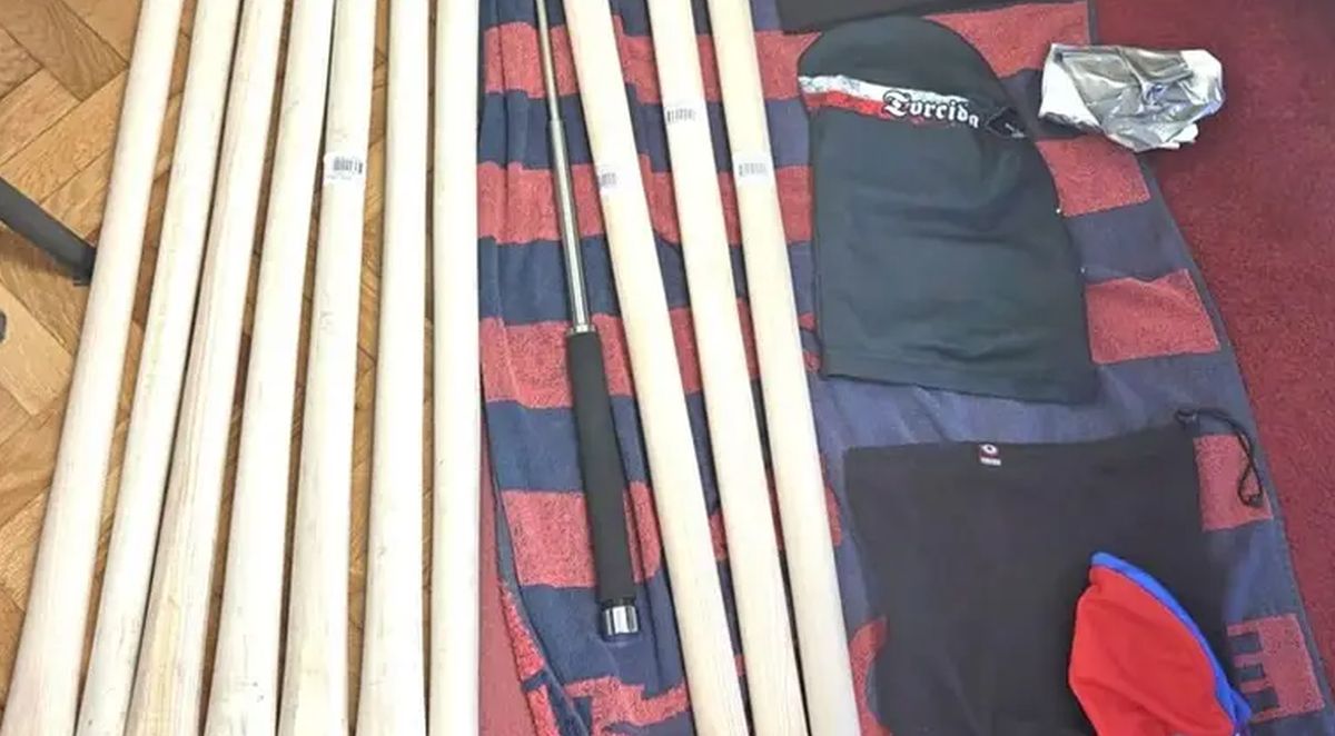 Čuli da ima tetovažu "Srbija", krenuli motkama: Hrvatska policija uhapsila huligane, evo šta je zaplenjeno