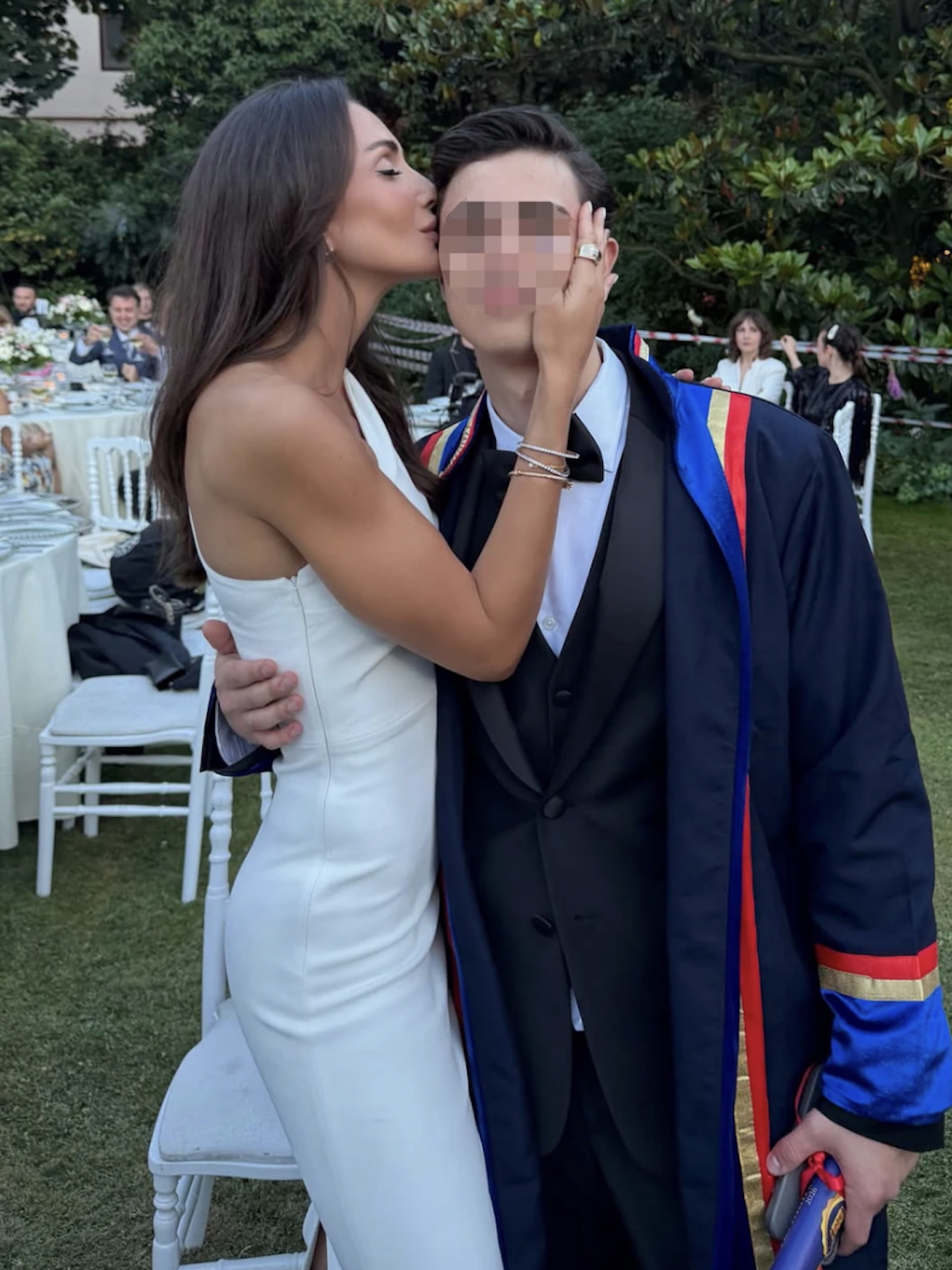 Sin Emine Jahović maturirao: Pevačica podelila slike sa proslave - ona u beloj haljini, Jaman u svečanom odelu