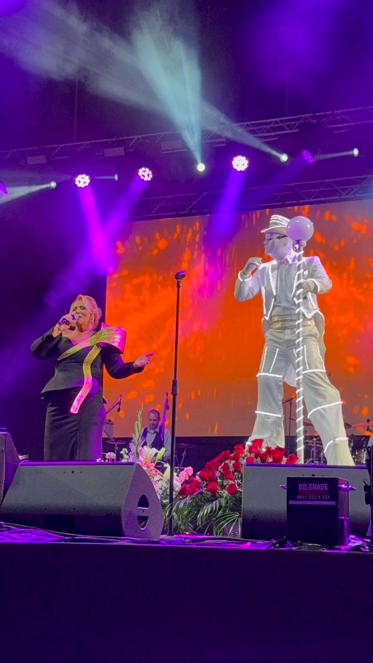 Neobična maskota i mlazevi vatre na sceni: Ćana započela koncert, publiku čekalo pravo iznenađenje