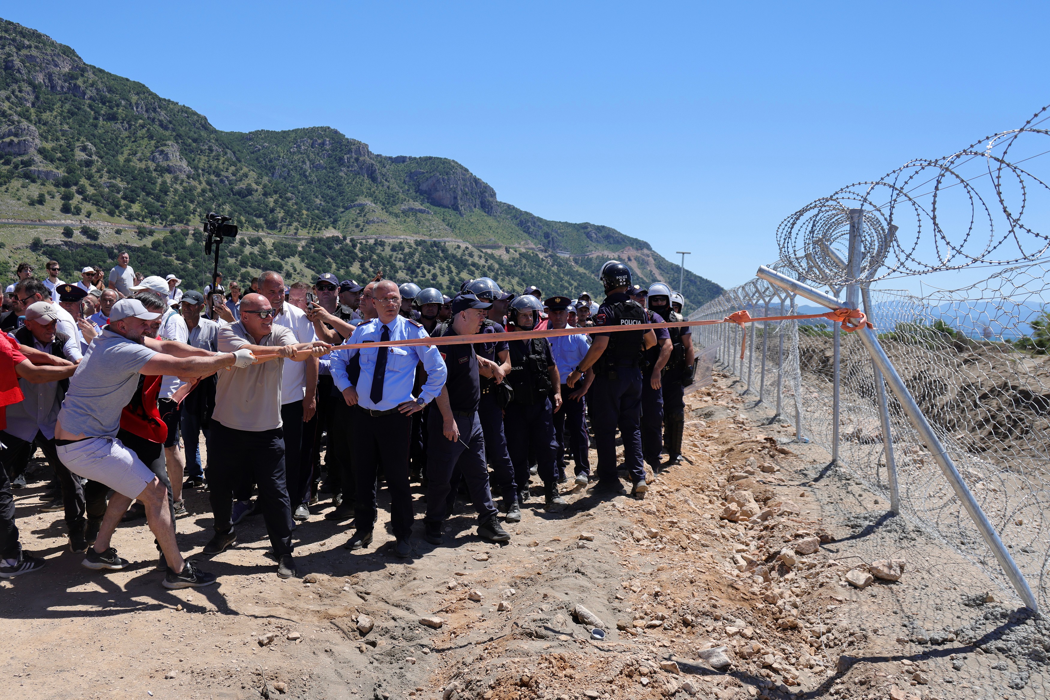 Situacija u Albaniji na tački ključanja: Demonstranti srušili ogradu oko gradilišta odmarališta Trampovog zeta