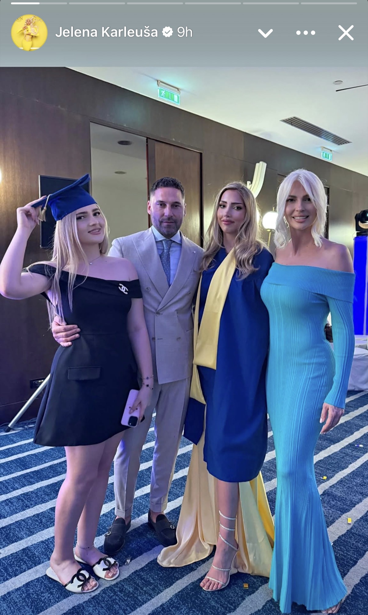 Karleuša i Tošić zagrljeni, ona objavila porodičnu fotografiju: Sinoć su slavili, Jelena objavila i snimak
