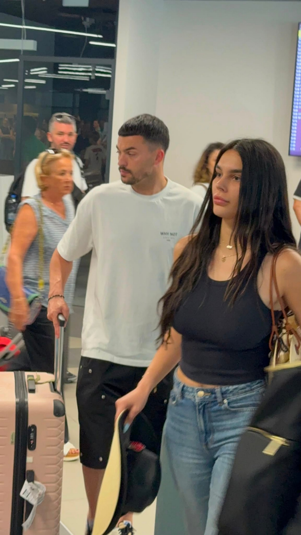 Ova atraktivna crnka je devojka Nemanje Radonjića: Fudbaler kao pravi džentlmen, vukao oba kofera na aerodromu