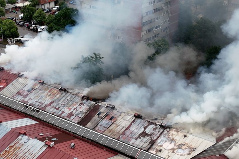 telegraf.rs - Dragica Ranković - Aerial view of NEW BELGRADE DISASTER: Drone films horrible scenes as flames engulf Enjub shopping mall