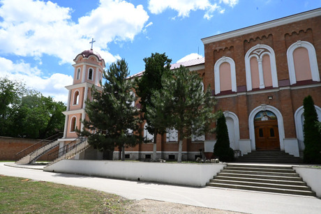 Hram Svete Petke, KPZ Sremska Mitrovica, iguman manastira Hilandar