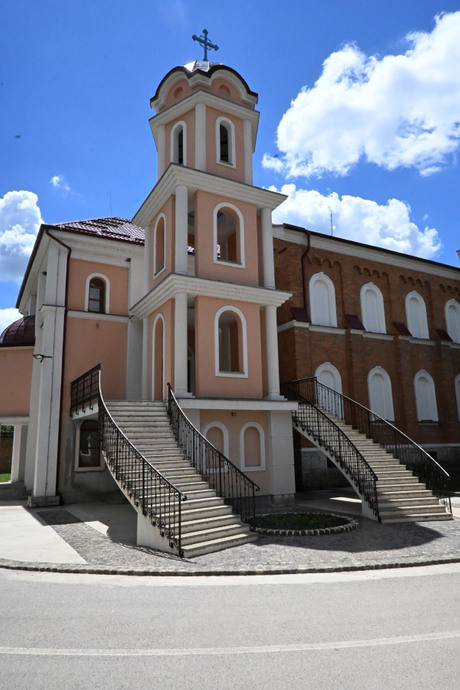 Hram Svete Petke, KPZ Sremska Mitrovica, iguman manastira Hilandar
