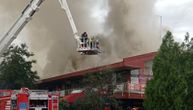 Bukti požar na Novom Beogradu: Vatrogasci seku krov, ljudi u suzama gledaju kako im NESTAJE SVE ŠTO IMAJU