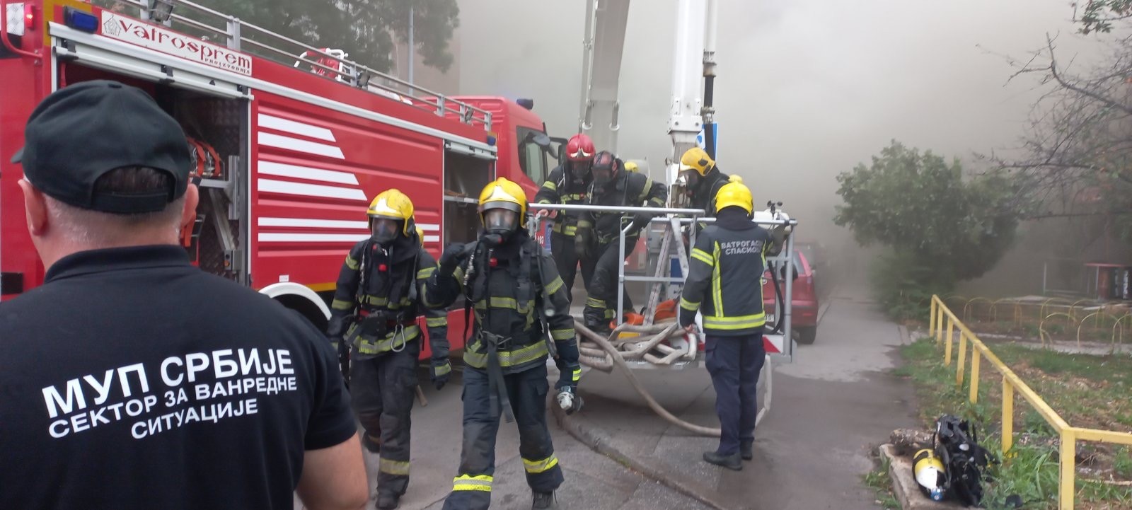 OVAKO IZGLEDA BUKTINJA NA NBGD: Vatrogasci uleteli u gust dim, borba za TC „Enjub“ traje dva sata! (FOTO)