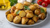 Kako da mladi krompirići ne ostanu tvrdi i ne upiju ulje: Iskusni kuvari uvek za 5 min odrade ovo pre prženja