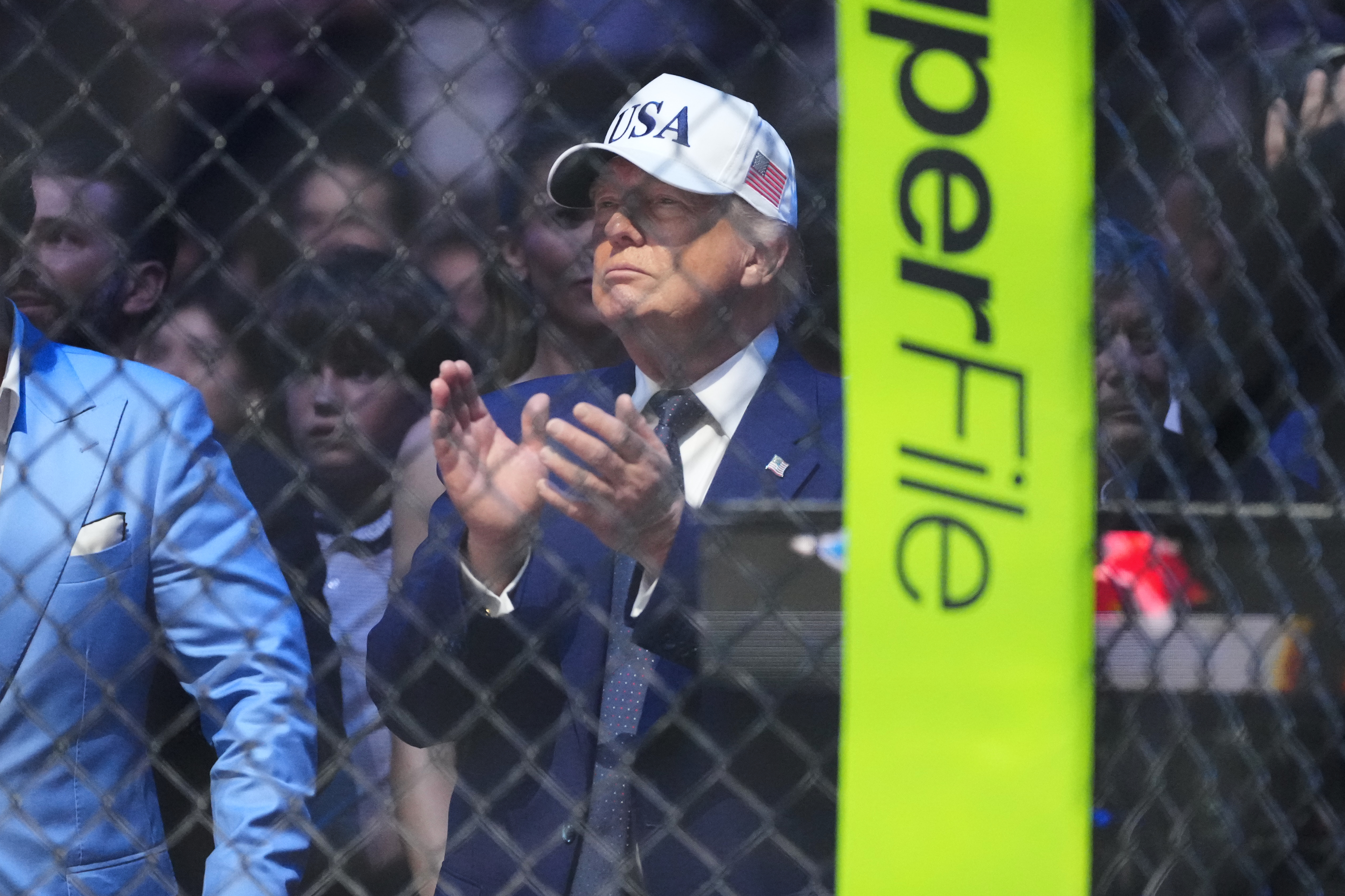 Ovako je Donald Tramp proslavio pobedu Gejdžija nad Topurijom: Ušao s Melanijom u oktagon na kraju