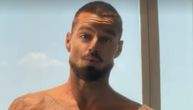 Golišavi Riki Martin (54) zaludeo žene! Objavio sliku iz hotelske sobe u Beogradu, mišići u prvom planu