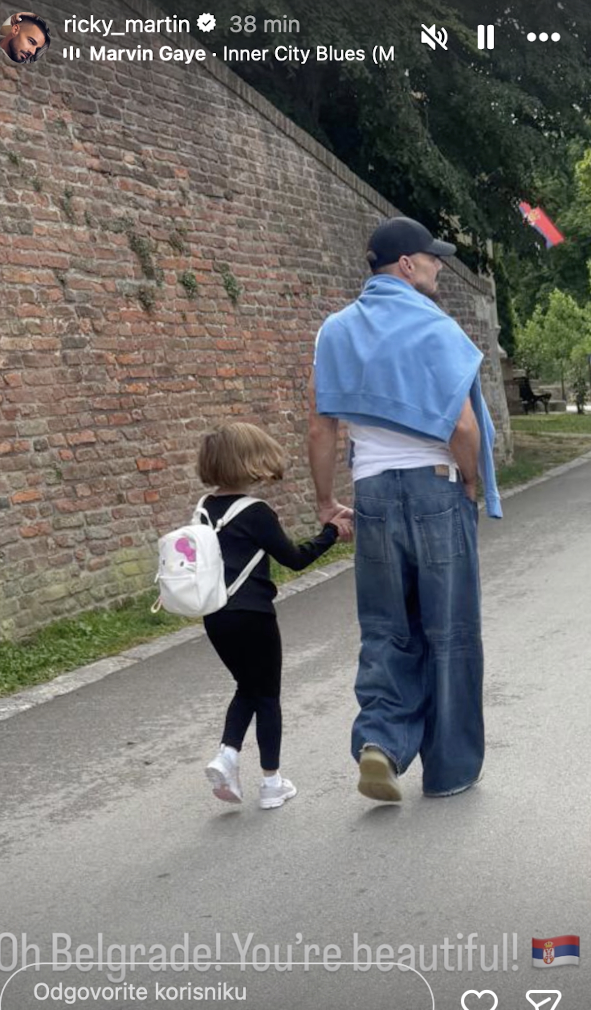 Riki Martin kupio šajkaču i srpsku zastavu! Pevač šetao Knez Mihailovom, oduševljen Beogradom: "Prelep si"