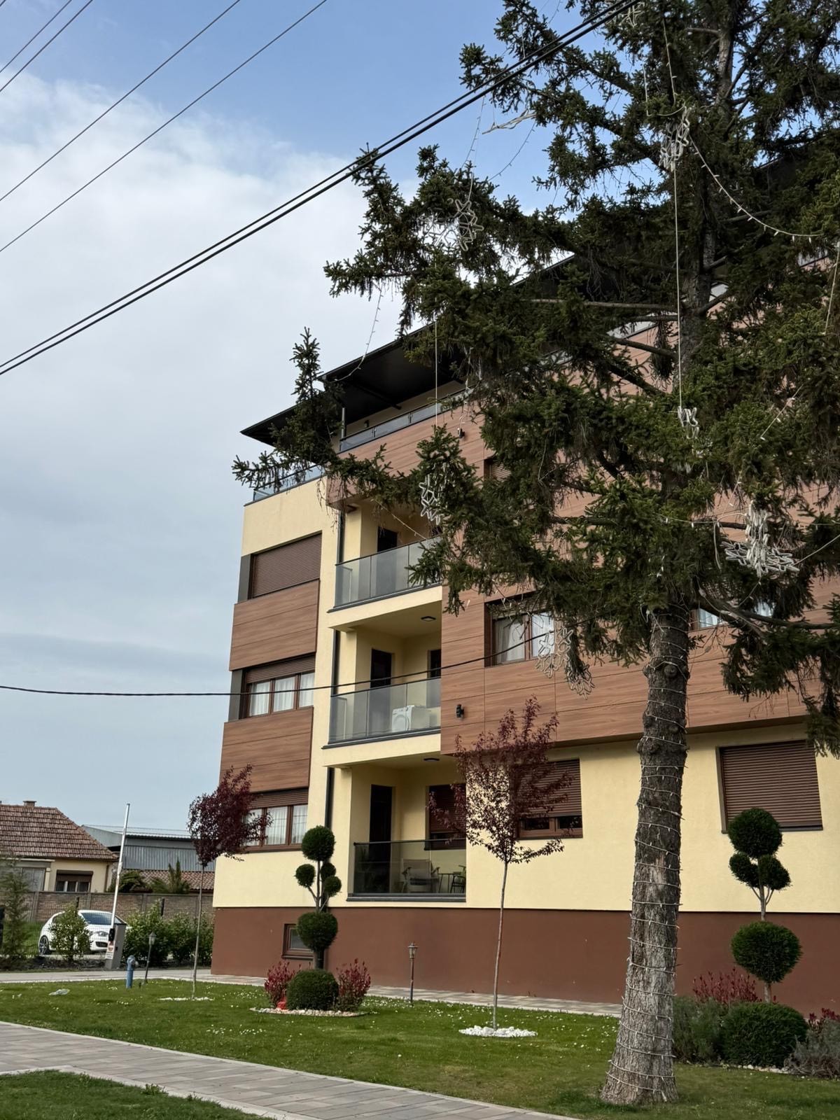 Evo šta smo zatekli u Rumi: Svi bruje o Stanijinom "golubarniku", a ovako izgleda zgrada! Ispred postavili...