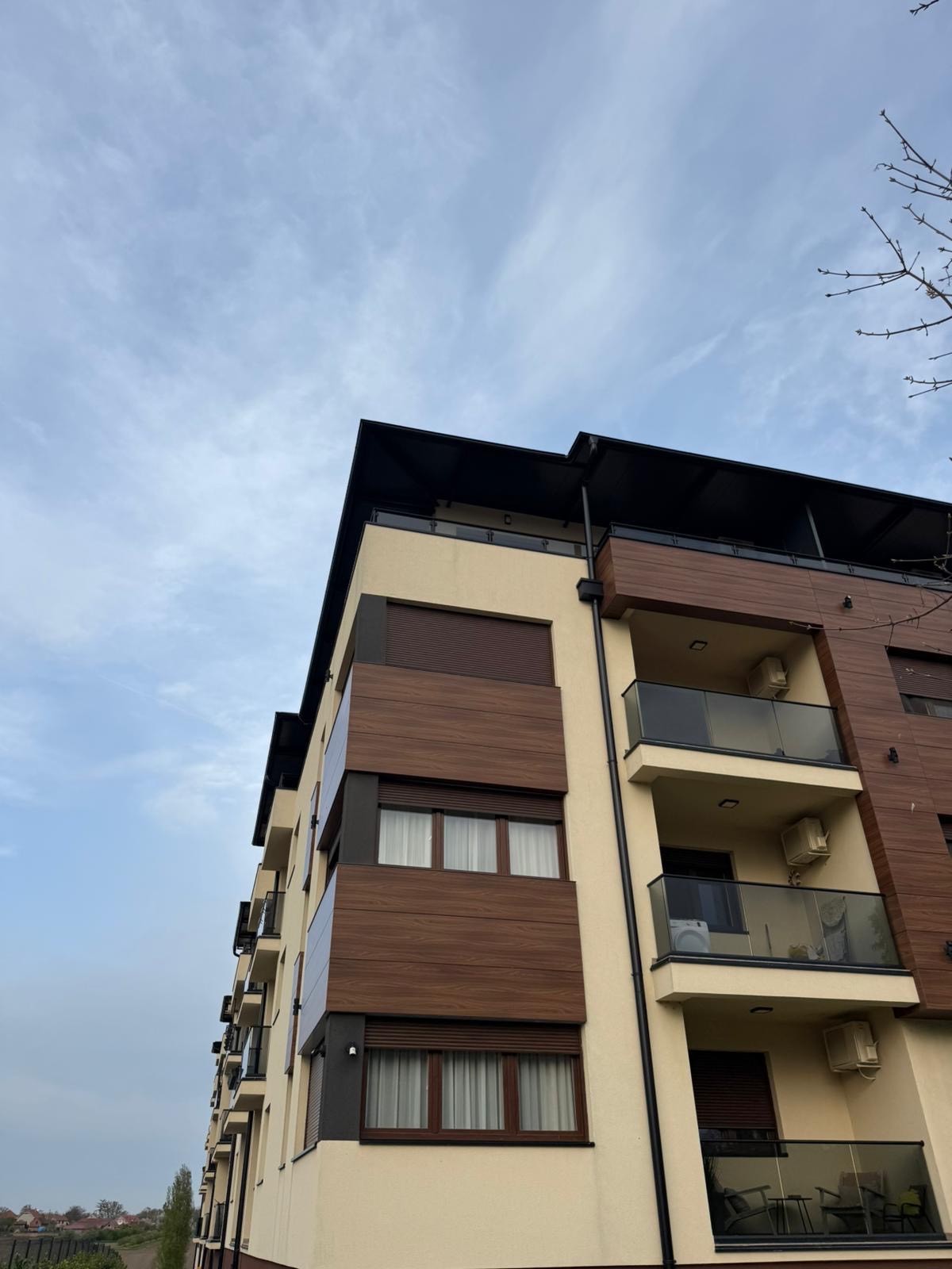 Evo šta smo zatekli u Rumi: Svi bruje o Stanijinom "golubarniku", a ovako izgleda zgrada! Ispred postavili...