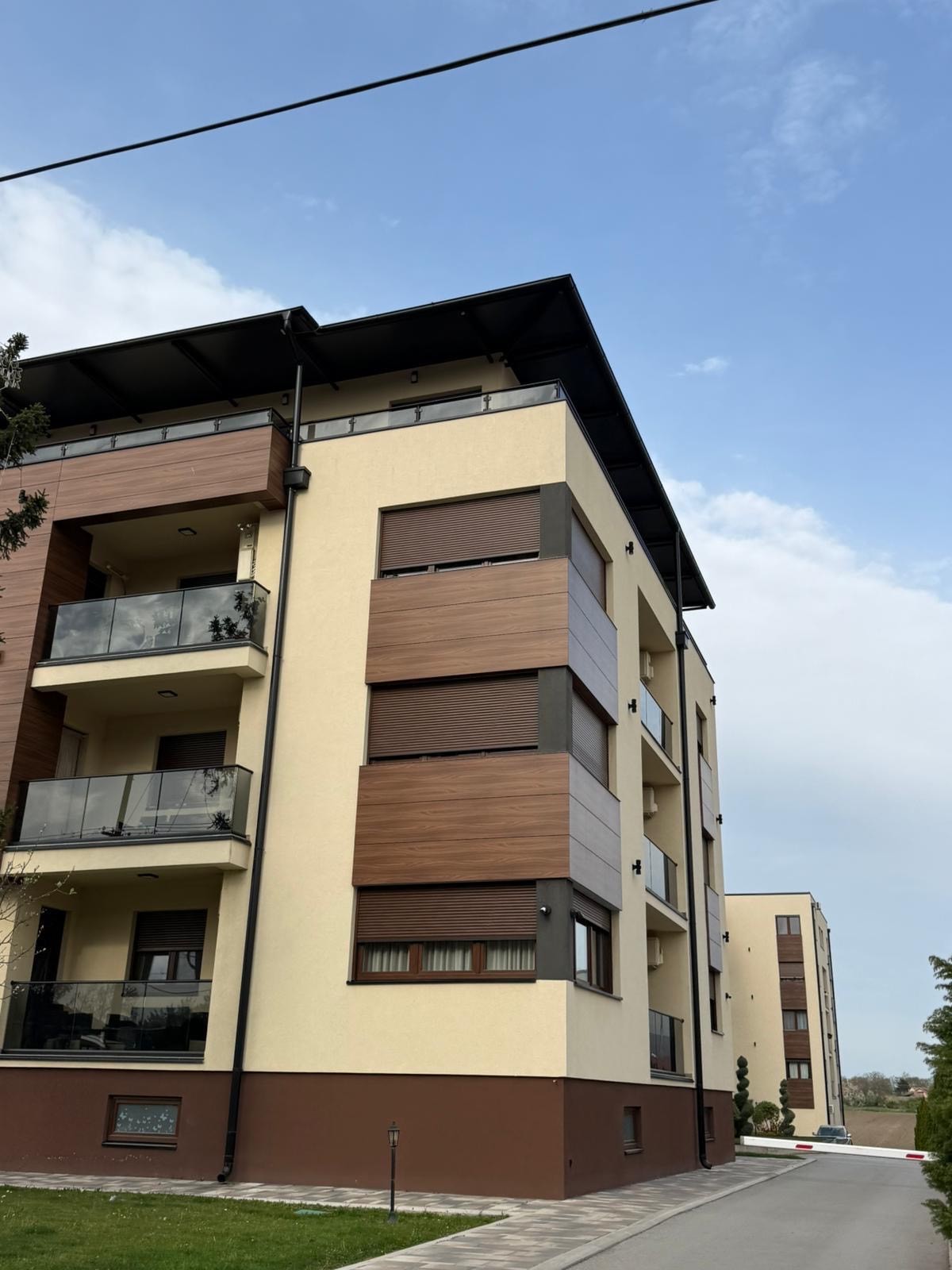 Evo šta smo zatekli u Rumi: Svi bruje o Stanijinom "golubarniku", a ovako izgleda zgrada! Ispred postavili...