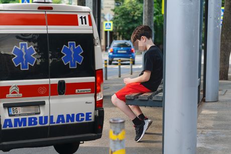 Dečak, autobuska stanica, hitna pomoć