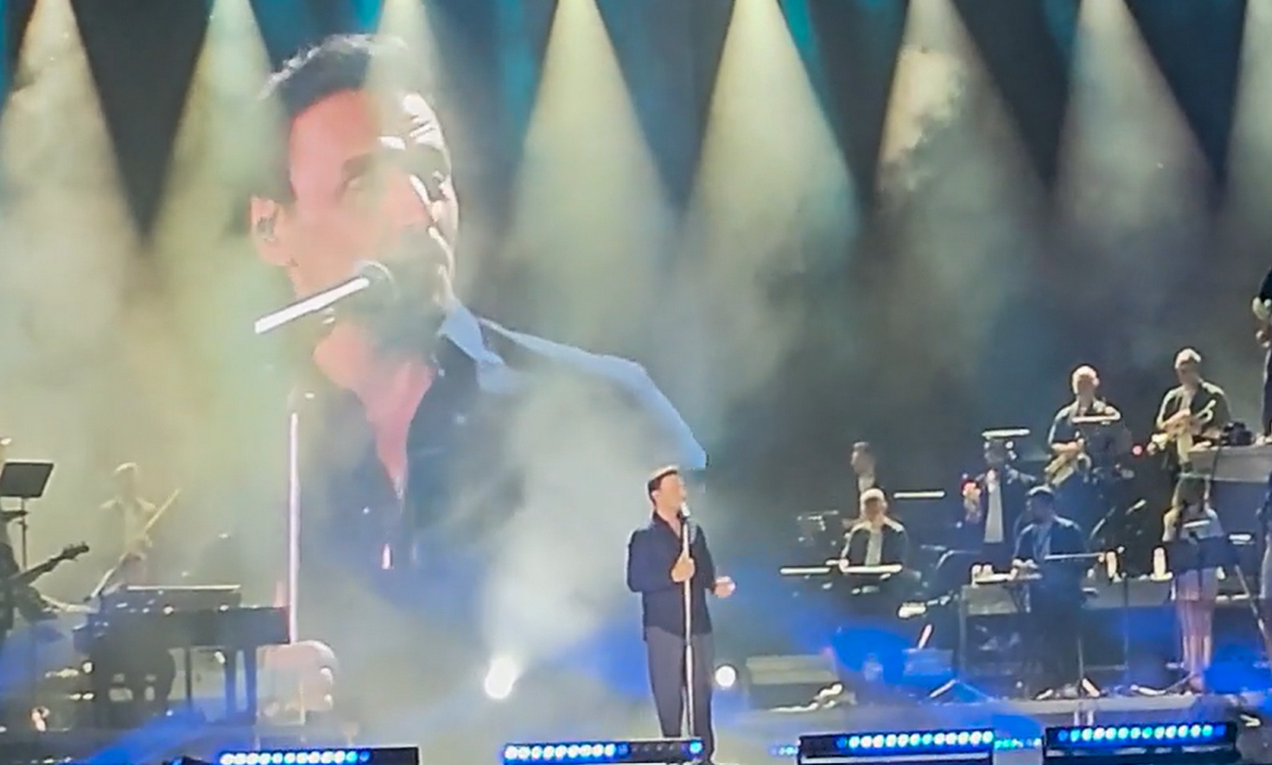 Nikos Vertis digao na noge beogradsku publiku: Otpočeo koncert na River festu, žene pale na šarm slavnog Grka
