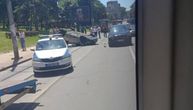 Drama na Banovom Brdu! Auto završio na krovu nasred šina, tramvaji u ovom delu obustavljeni