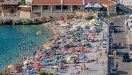 Pogledajte paprene cene u Crnoj Gori: Ležaljke 12 evra dnevno, a za jedan obrok vam treba i preko 20!