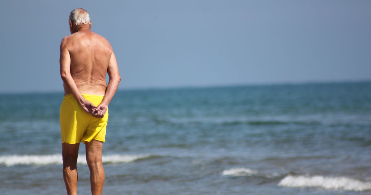 Дед из Прокупле впервые увидел море в 78 лет: он не вылезал из мелководья, а его счастье заставило плакать купальщиков