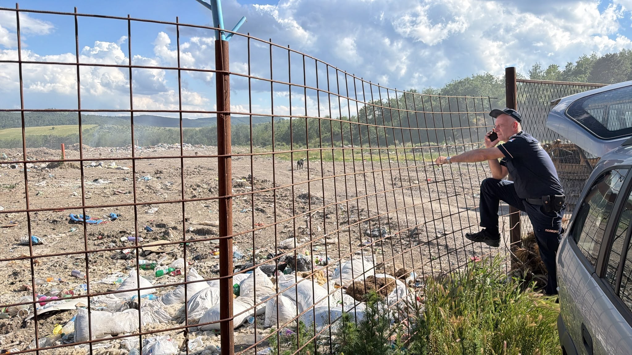 Drama kod Sjenice: Meštani telima brane da uđu mašine na deponiju, stigla policija, saobraćaj blokiran