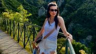 Voditeljka se razvela od biznismena, sada pozira u bezobrazno kratkom šortsu: Izvajane noge mame poglede